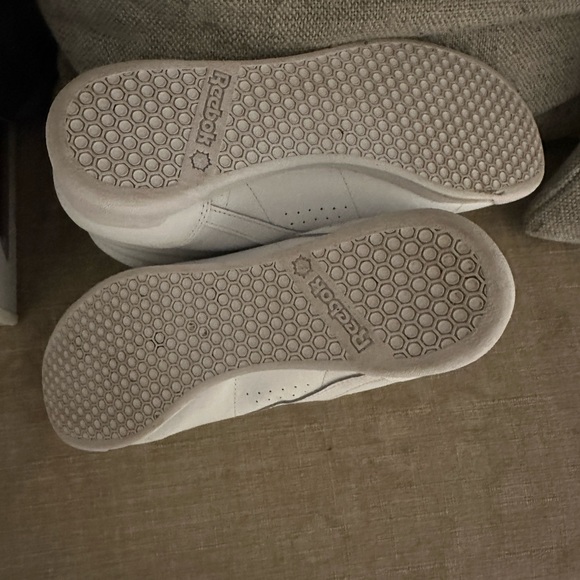 Selling Reebok tennis shoes I bought for myself but we’re not the right size - Picture 5 of 7